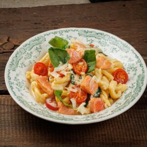 Тельятелле с лососем, вялеными томатами и песто