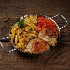 Бедро цыпленка с жареной картошкой и лечо