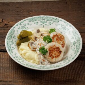 Котлеты из индейки с пюре и грибным соусом