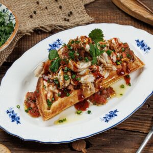 Вафля с рваным цыпленком и соусом гриль