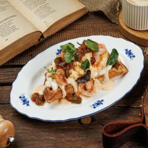 Вафли с креветками, скрэмблом и соусом спайси