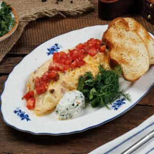 Омлет с окороком, сыром и томатной сальсой