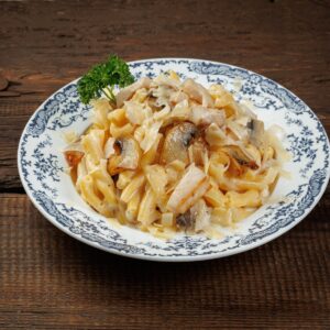 Домашняя паста с цыпленком и грибами