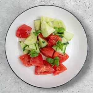Овощной салат со сметаной детский